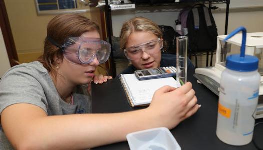 两个学生在实验室做实验