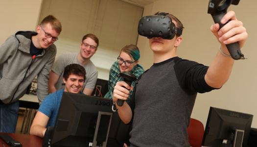 体育菠菜大平台学生正在进行一个虚拟现实项目