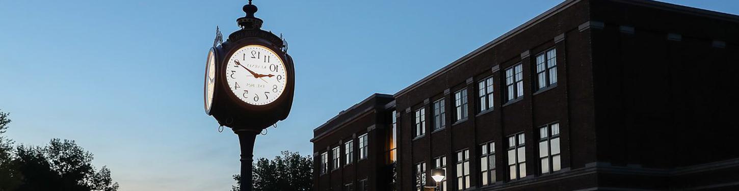 体育菠菜大平台大学校园里一个时钟的照片