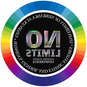 无限制会议的标志, 彩虹环绕着一个白色的圆圈，上面写着“2023年无限制”，这是对过去的反思, 展望女性、性别与族群研究的未来