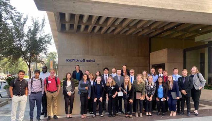 学生们参观了联合太平洋银行 