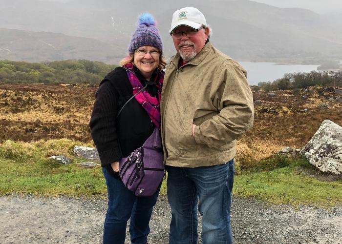 Dr. 温迪·麦卡蒂和丈夫在爱尔兰.