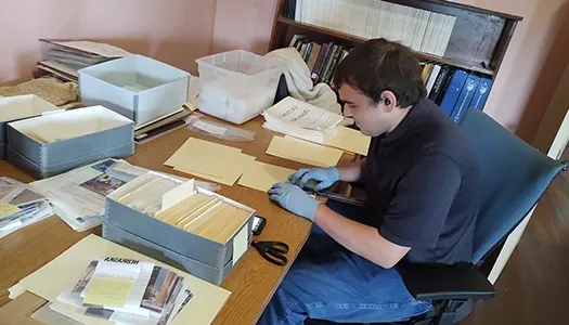 一名实习生在弗兰克博物馆的办公桌前整理档案资料